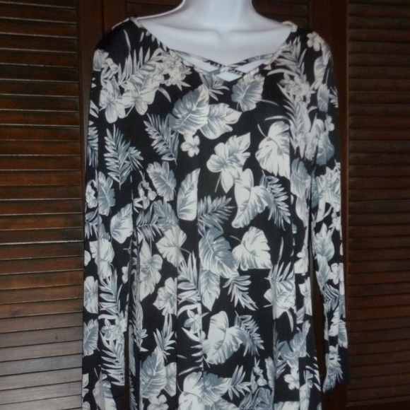Vivilli Tops - VIVILLI Black Gray & White Floral Leaf Print Tunic